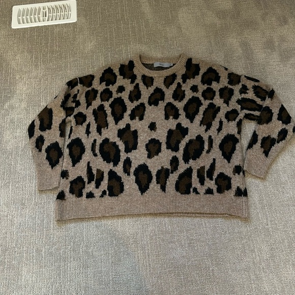 Jolie leopard print sweater. Size medium. - Picture 5 of 13
